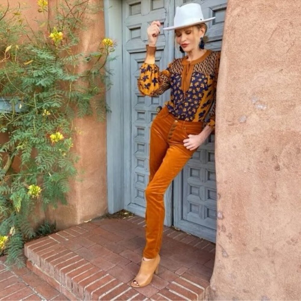 🩷4 for $35 🩷 CAbi Rust Orange Velvet Skinny Pants
